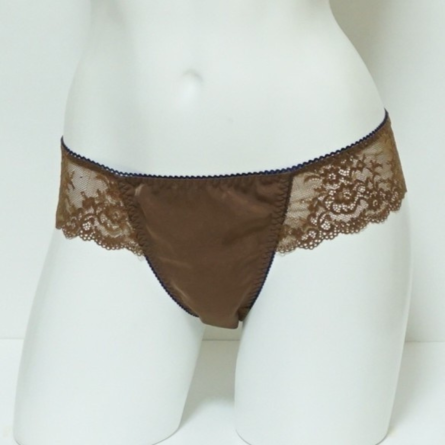 タンガ
Brun Reliure
ブラウン・ルリュール