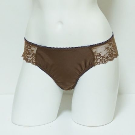 レギュラーショーツM/L
Brun Reliure
ブラウン・ルリュール
