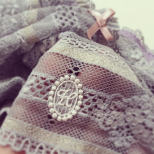 > <br> <br>(コレクションテーマ) <br>La Belle au Bois Dormant (眠れる森の美女) <br>今回はカラーテーマがなんとなくあり、絞り込みをする中で記憶の中の <br>眠れる森の美女のストーリーとリンクしてきました。 <br> <br>元々は童話でもHAVIENA的解釈で大人の女性に向けた <br>クールな印象になるように心がけました。 <br> <br>スイートスイートなランジェリーはいっぱいあるもの。 <br>コレクションテーマに関する。 <br> <br>(レギュラー ショーツ) <br> <br>フロントは潔くサイドのモチーフのワンポイント。 <br>バックスタイルは着用時、ヒップ部分のホールが丸く開き、華奢なリボンで留めたキュートなデザインです。 <br>足ぐり部分のカーブ、ヒップのかぶりの角度にこだわった、快適な履き心地です。 <br> <br>全体のデザインはシンプルですが、フロントのみならずバックスタイルにも必ずポイントがあり、どの角度からも素敵に見えます。 <br> <br>シンプルながらバックスタイルもかわいいレギュラー ショーツです。 <br>セットアップになるブラもございます。 <br> <br>(サイズ) <br>ショーツ HIP:85〜93cm <br> <br>(tag) <br>タグ部分は大きめの縫い目で最後に縫い付けています。 <br>リッパーや先のとがった小さいハサミで簡単に取ることができます。 <br>これは洗濯表示のラベルの肌ストレスを感じる方の為にあえて取りやすくしています。 <br> <br><img src=